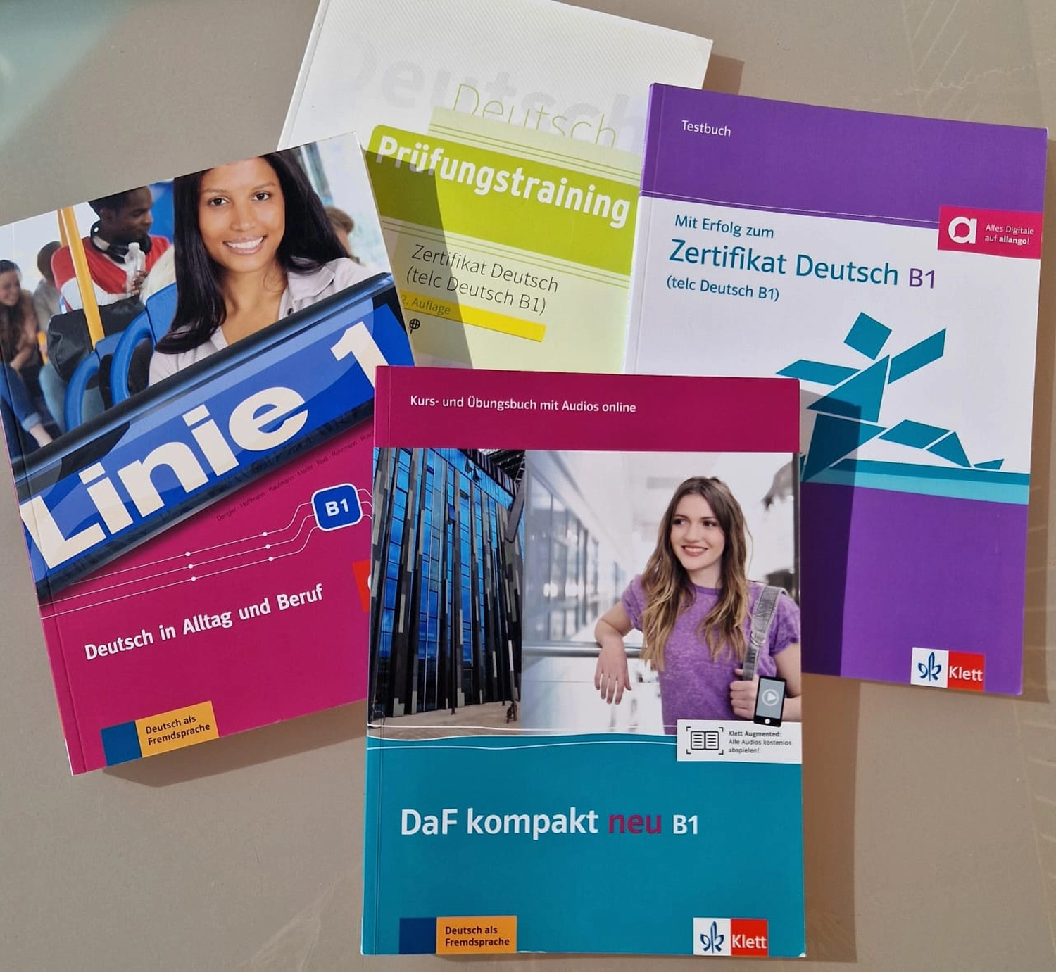 Libros de texto de alemán y material de preparación de exámenes: Linie 1, DaF kompakt y Zertifikat Deutsch B1